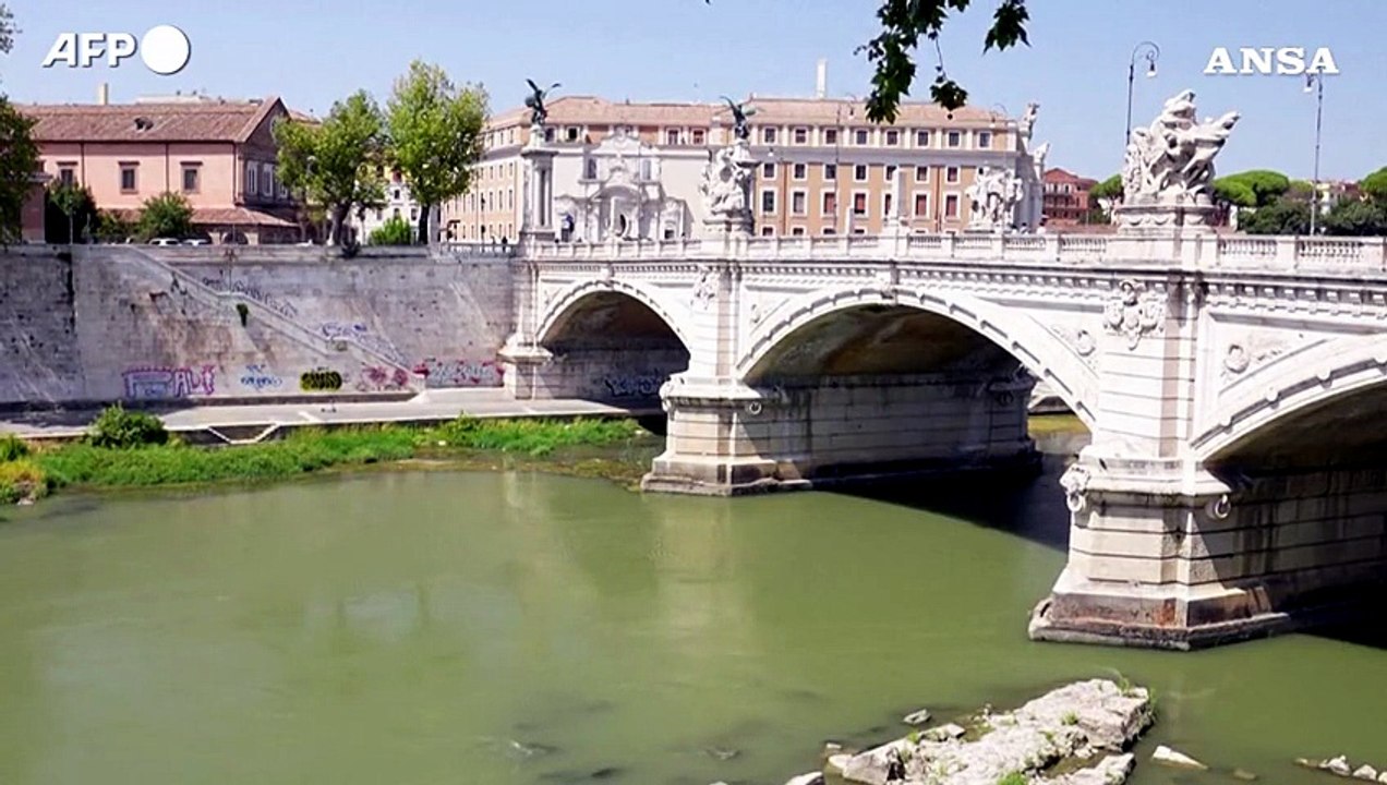 Dal Tevere in secca riemergono i resti di un ponte romano