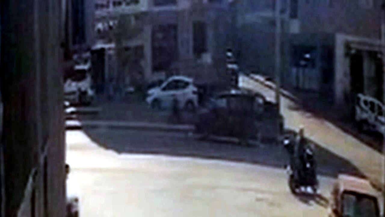 Eskişehir'de SUV tipi aracın motosiklete çarptığı kaza anı güvenlik kamerasında
