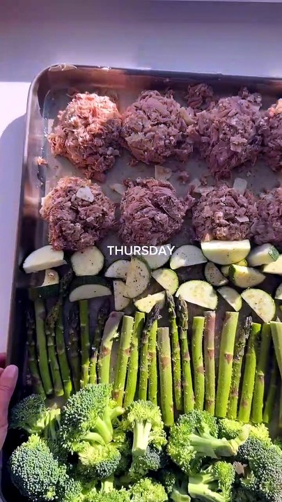 MORE of my recent sheet pan dinners!! 🍗🥩 My kids loved the burgers & fries last night ☺️You