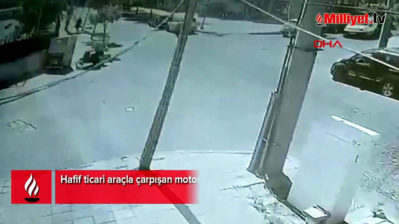 Hafif ticari araçla çarpışan motosikletteki 3 kişi yaralandı