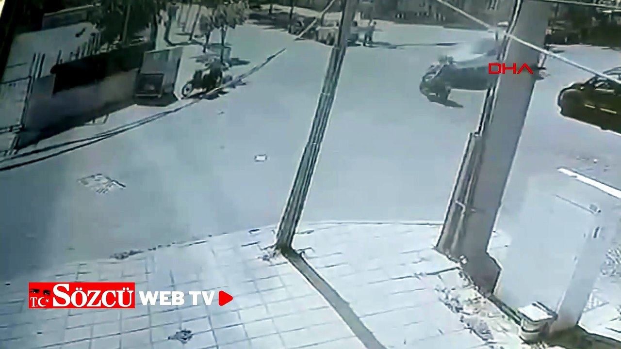 Hafif ticari araçla çarpışan motosikletteki 3 kişi yaralandı; kaza kamerada