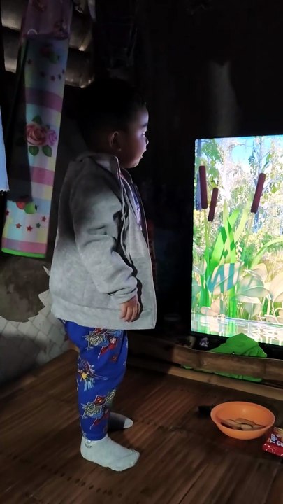 Nalingaw ug tan-aw sa TV si Isaiah