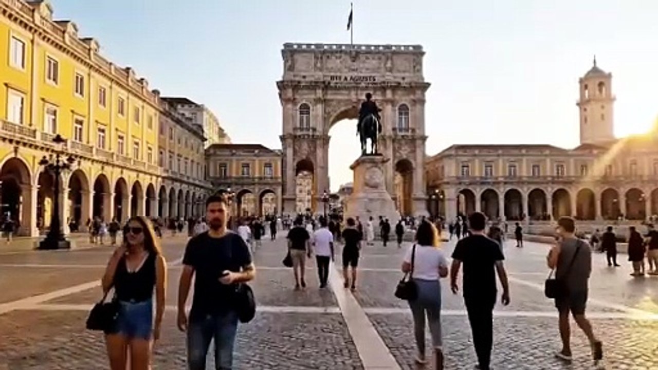Explore 18th-Century Lisbon: Wealth, Power, and a Looming Disaster