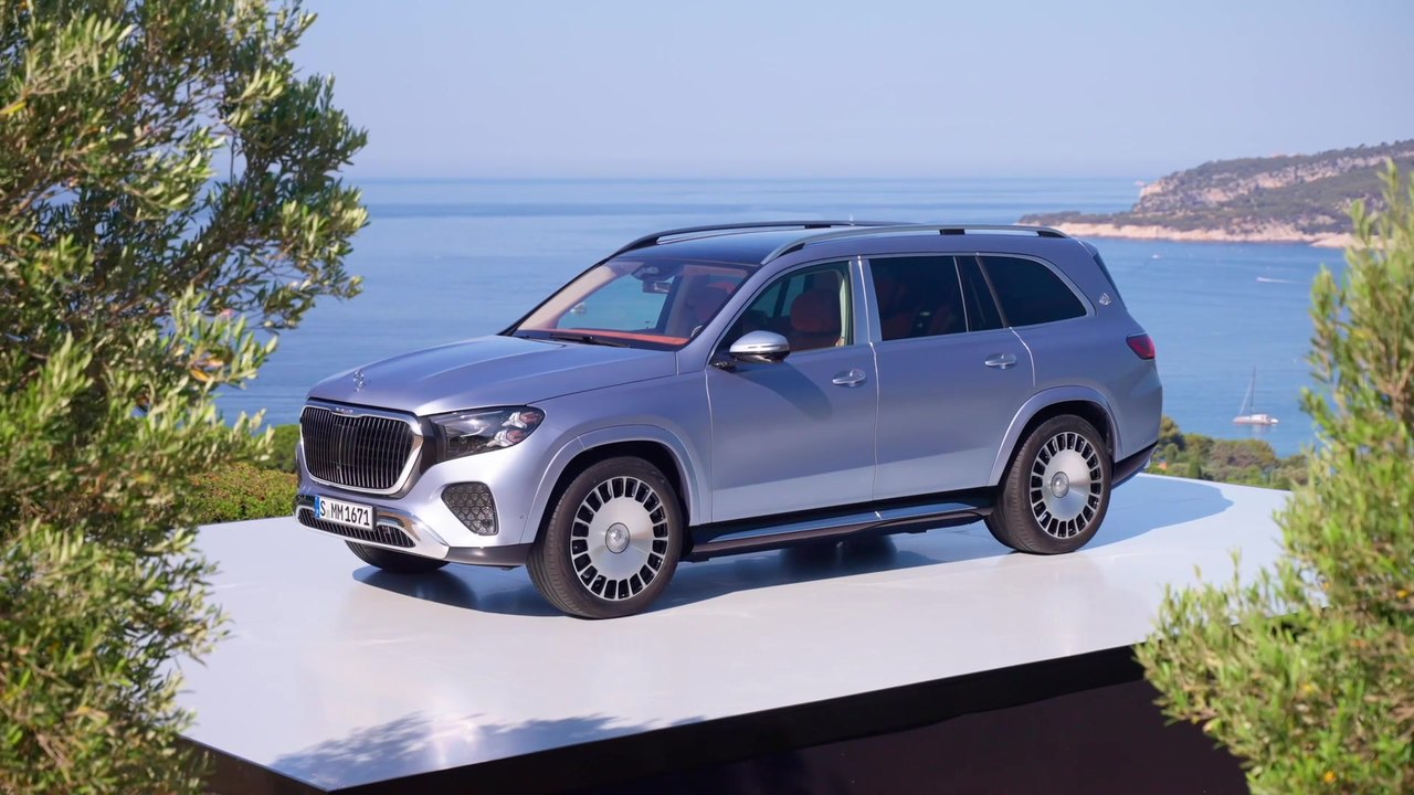 Mercedes-Maybach GLS 680 MANUFAKTUR Exterior Design in Light blue metallic