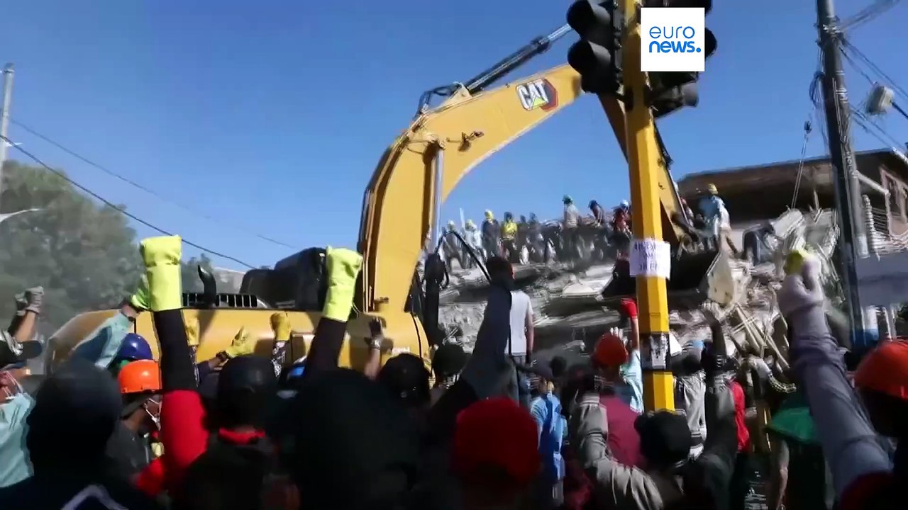 Спасатели ищут выживших после землетрясения в К...