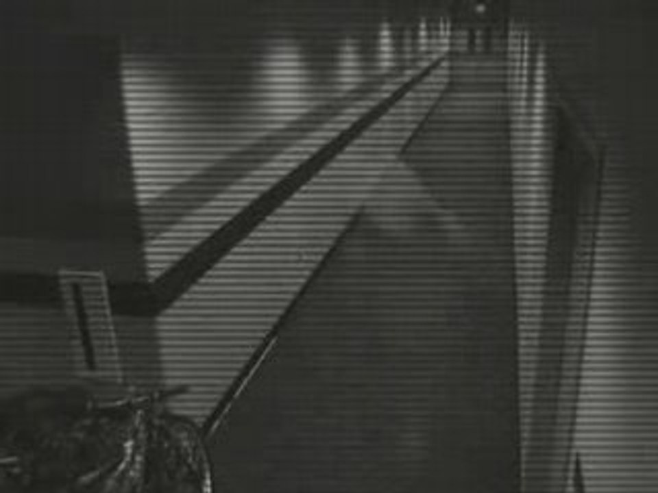 Fantome - Vieille dame dans un couloir