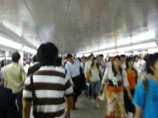 Métro à Shinjuku - Salut tout le monde