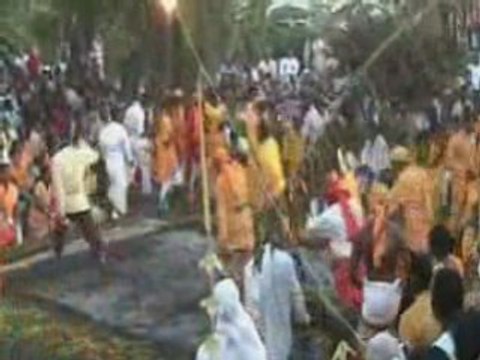 Marche sur le feu le 14/07/08 à Bois nèfles St-Leu.