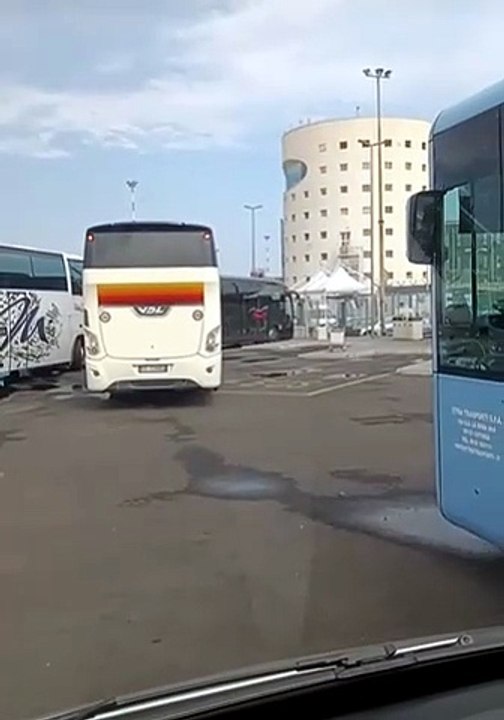 Aeroporto di Catania, i pulmann in uscita e le note di Povera Patria di Battiato