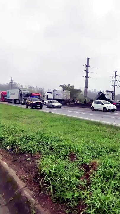 Acidente entre caminhões bloqueia BR-101 nos dois sentidos na região de Joinville
