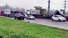 Acidente entre caminhões bloqueia BR-101 nos dois sentidos na região de Joinville