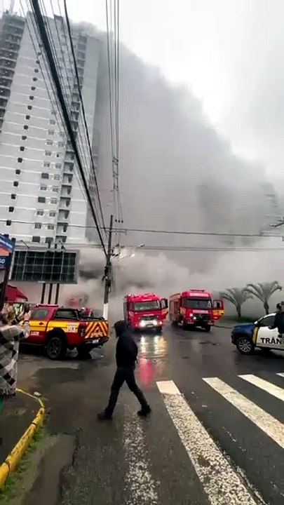 VÍDEO: Incêndio atinge prédio em construção e deixa trabalhadores presos em meio a fumaça em Balneário Piçarras