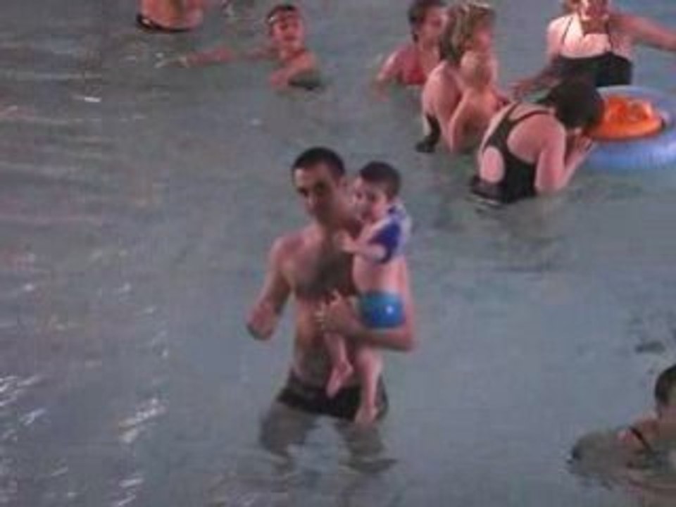 ESTEBAN ET SON PAPA A LA PISCINE