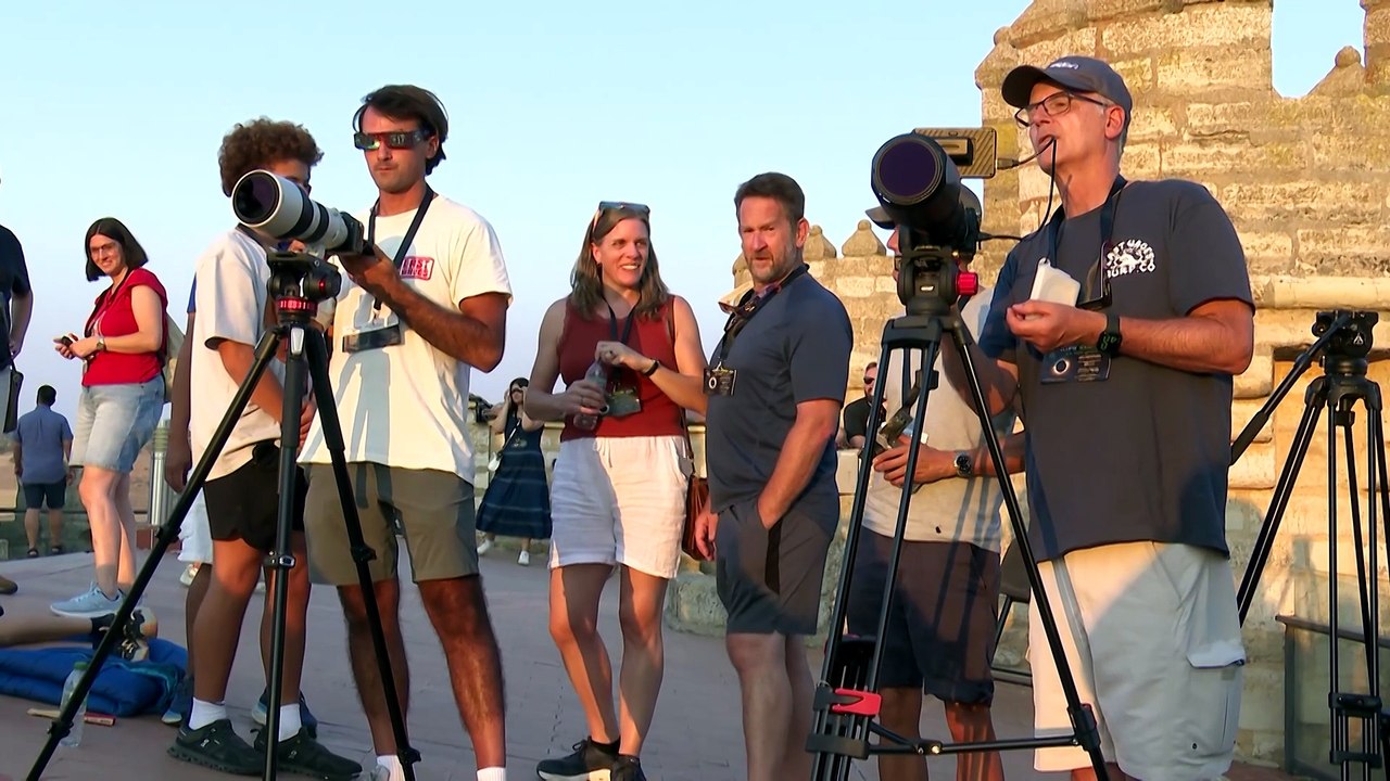 El eclipse total de Sol sume a más de la mitad de España en una profunda e histórica oscuridad