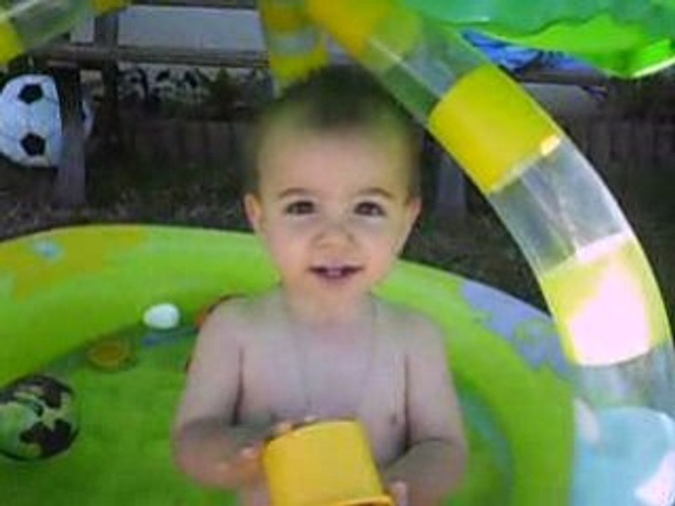 théo qui patauge dans sa piscine