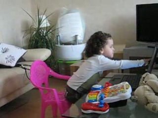 Futur chanteuse et dnseuse (attention, ça chante faux. lol)