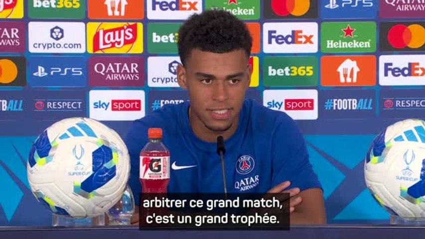 Désiré Doué se réjouit du trophée et félicite l'arbitre du match, Omar Artan