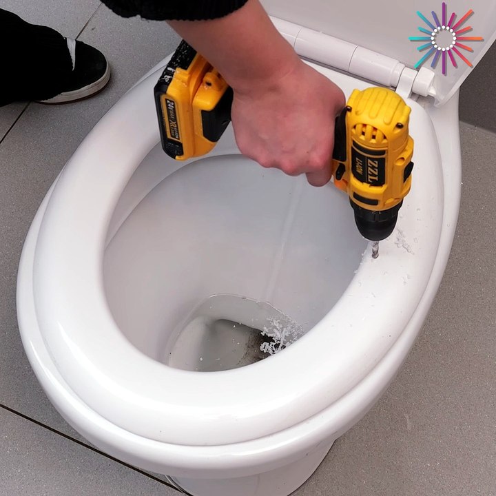 Straining spaghetti on a toilet seat! 🍝🚽