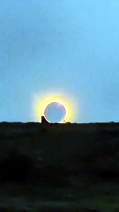 Il fait du skate avec l’éclipse en toile de fond