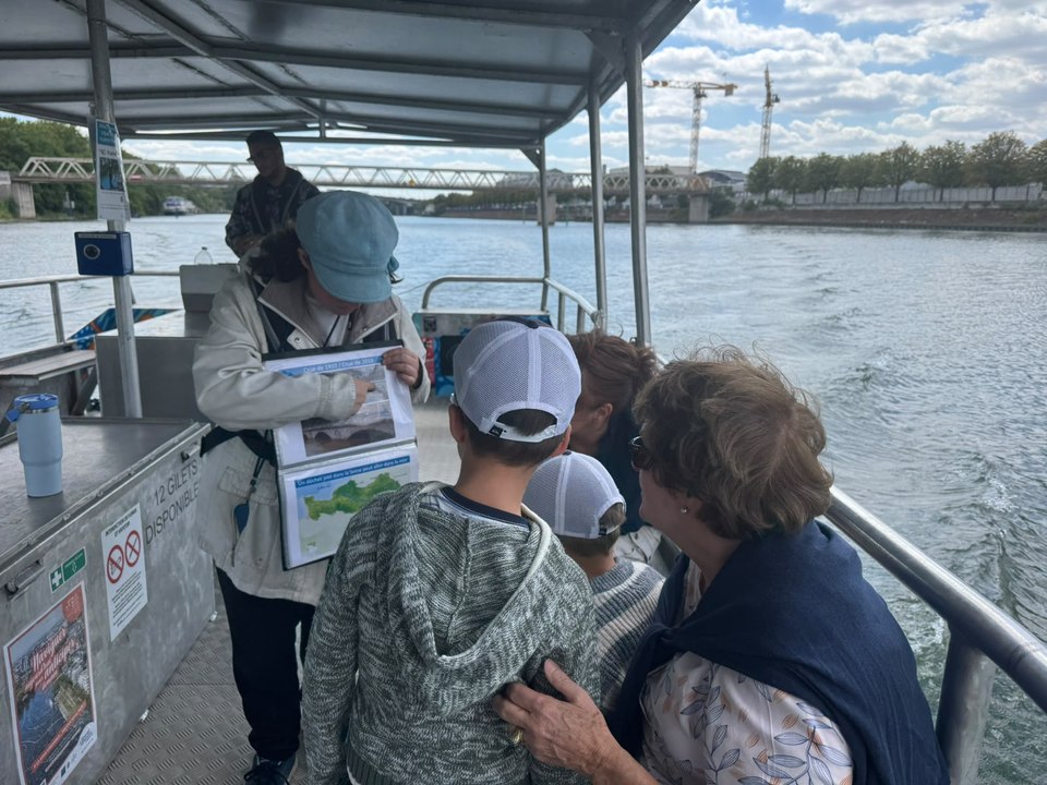 Une sortie en bateau pour parler inondation et crue de la Seine