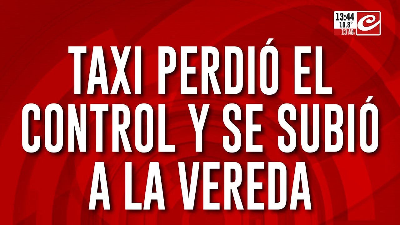Taxi perdió el control y se subió a la vereda: hay tres heridos