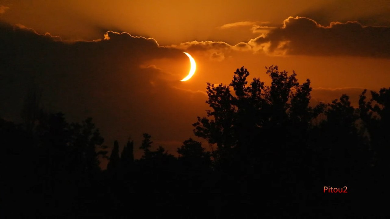 Eclipse solaire partielle en coucher de soleil