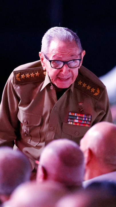 Reaparece Raúl Castro en la celebración por el centenario del nacimiento de Fidel