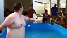 Entrou na piscina achando que ia dar bom… 😂