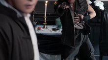 洪口龍頭龍三遭妻子王鳳靈與養子謝寶生合謀伏殺 靈魂意外轉入重傷車伕李長貴體內 他借獨門武功重鑄威望 聯手斧頭幫創立踏浪會_1
