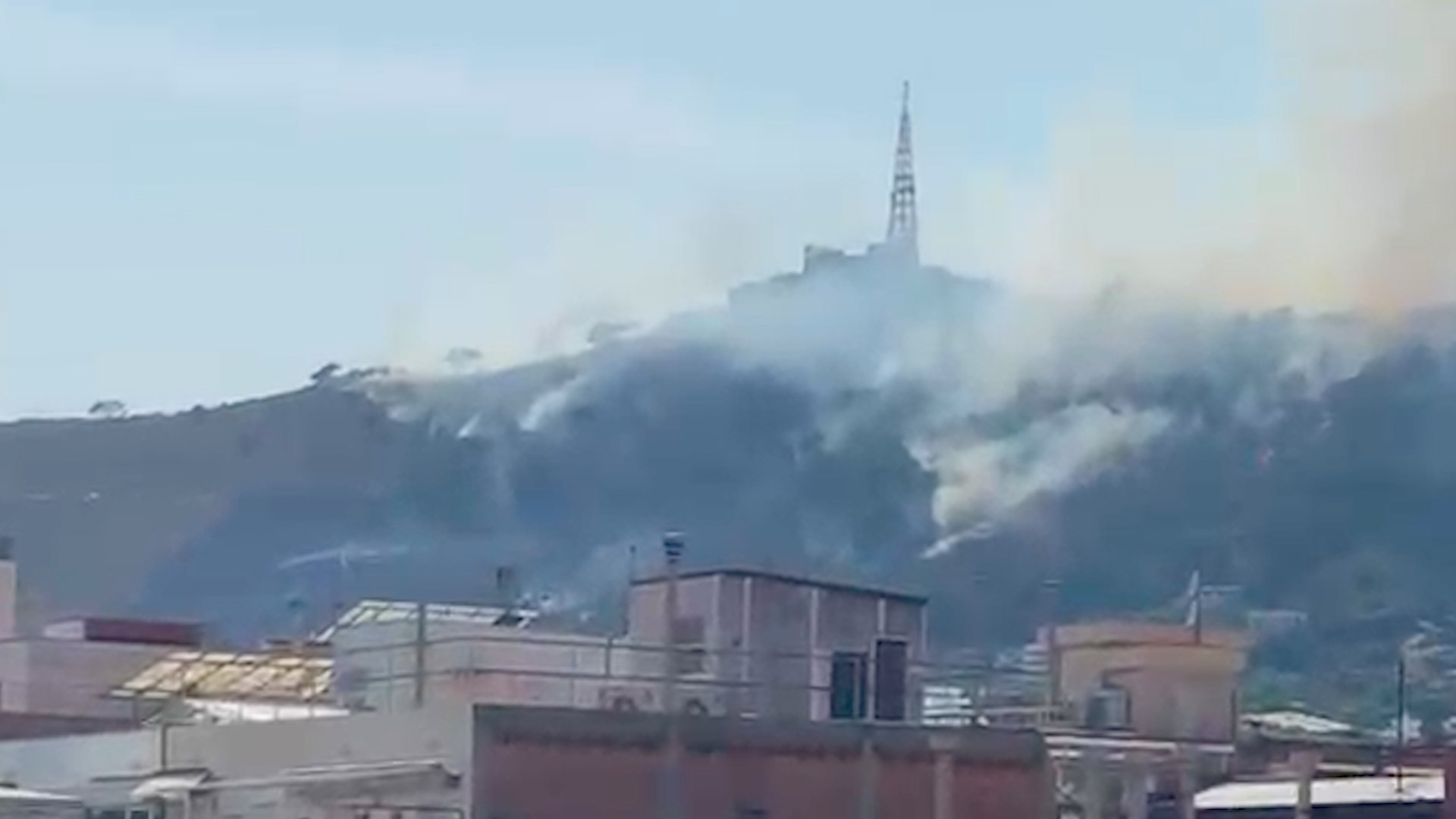Declarado un incendio forestal en Collserola, visible desde Barcelona y distintos puntos del área metropolitana