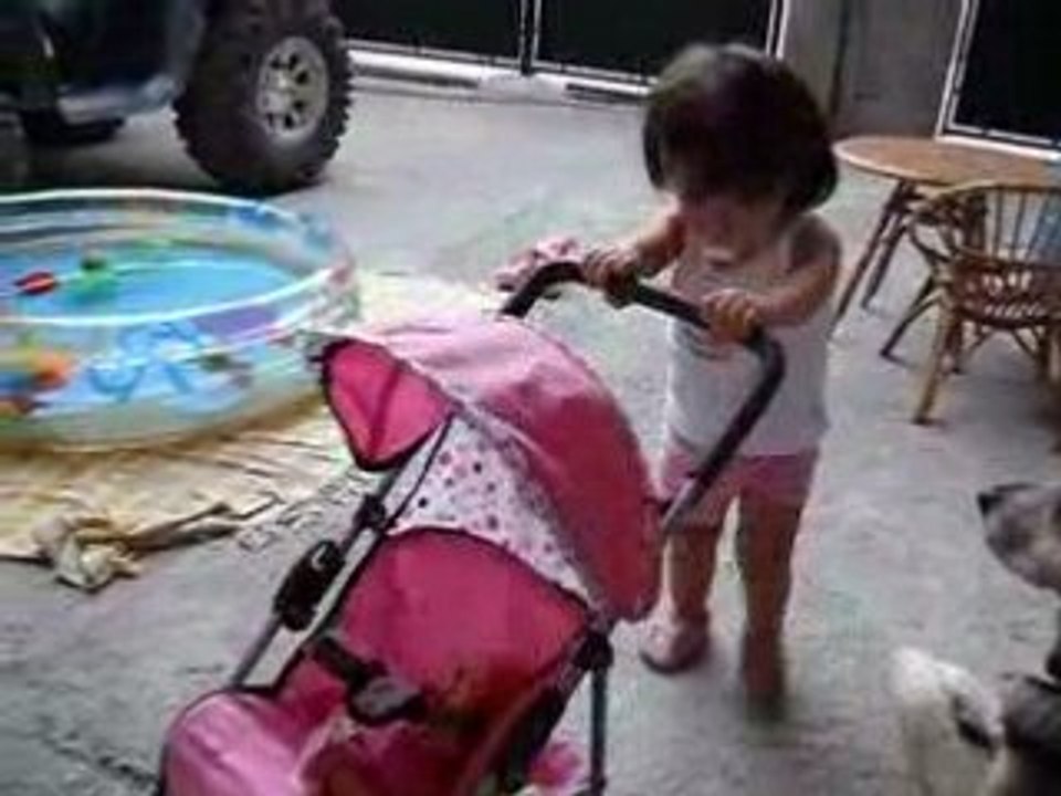 la poussette des poupées
