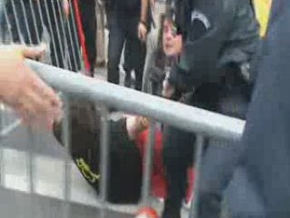 NI PAUVRE NI SOUMIS bloque le tour de France à Toulouse