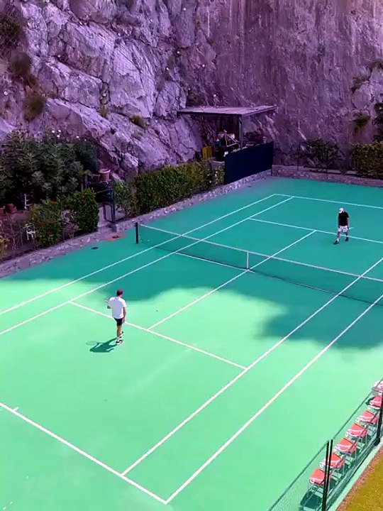 È Federer mania in Italia: Roger scende in camp...