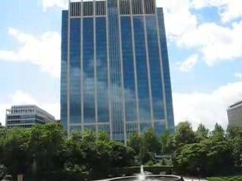 Bruxelles (Belgique) : fontaine et gratte-ciel en verre