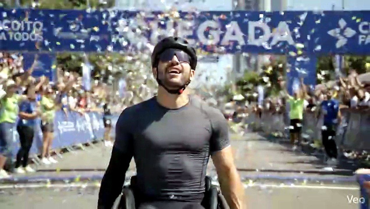 Cadeirante_comemora_vitória_e_medalha
