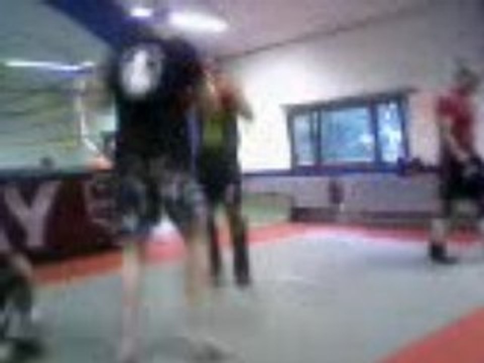 La salle chris et moi en thai et mika au sol avec seb