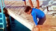 Hondureño muestra como le enseña a nadar a su hijo