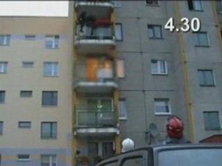 Policja i niedoszły samobójca ganiają się po balkonach