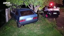 Carro atinge muro de residência em Toledo