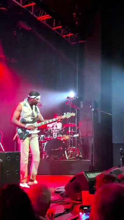 Le bassiste et chanteur sénégalais Alune Wade enflamme le Kabardock