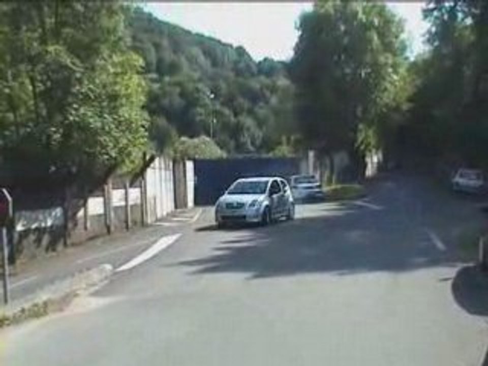 Demi tour freine tard