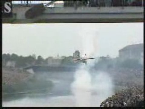 Acrobatie aérienne Passage sous un pont,