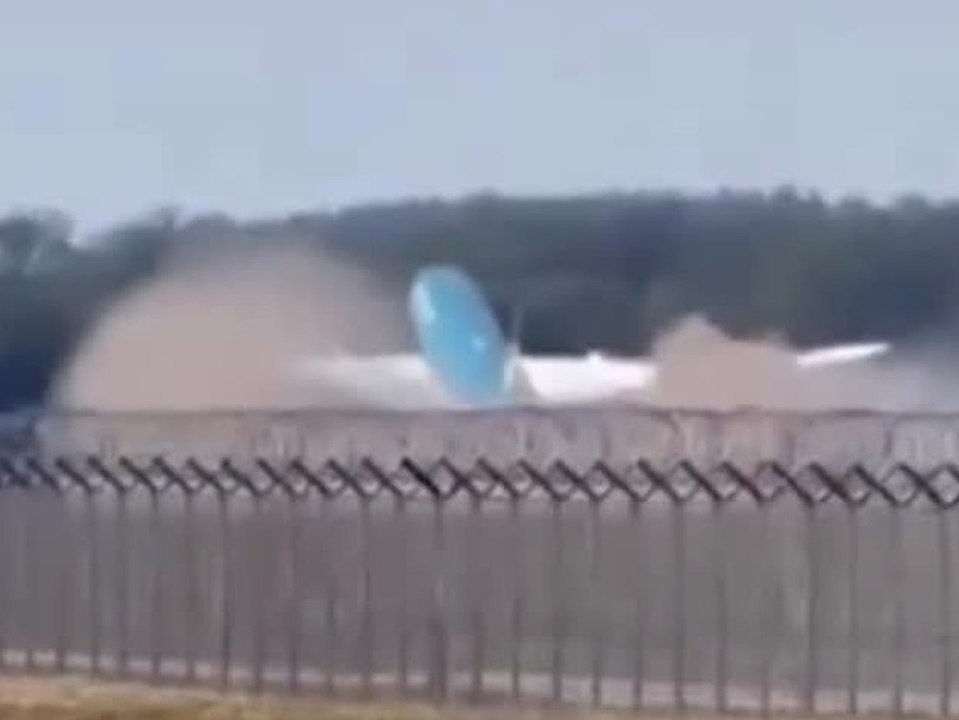 Flugzeug verpasst Ende der Startbahn und verliert Teile bei Landung