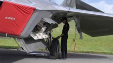 動画で見るF-22ラプター、航空デモンストレーション前の準備作業