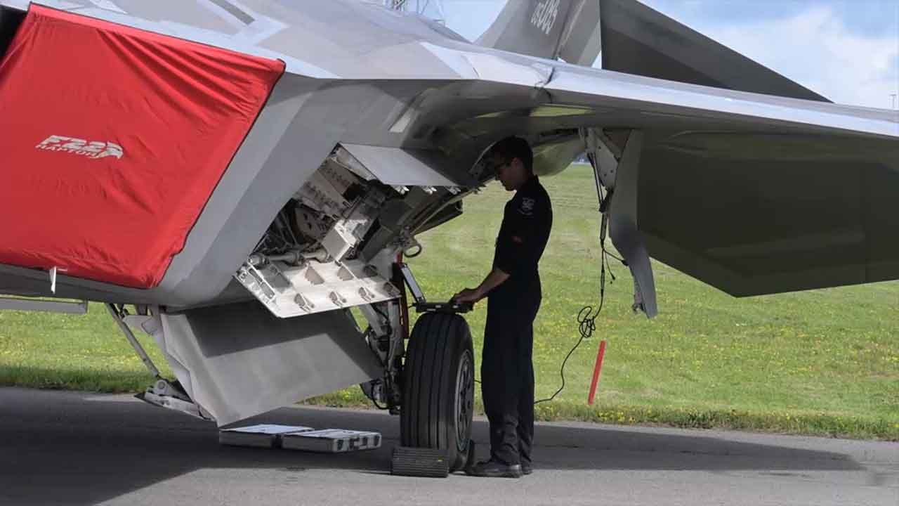 動画で見るF-22ラプター、航空デモンストレーション前の準備作業