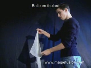 Apprendre la magie "balle transformé en foulard" (truc)