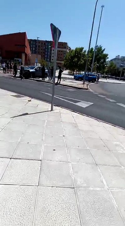 Un conductor de VTC colisiona contra una farola en el Polígono de Toledo