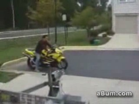 Régis charge sa moto