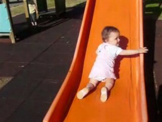 Elise fait du tobogan à sa façon