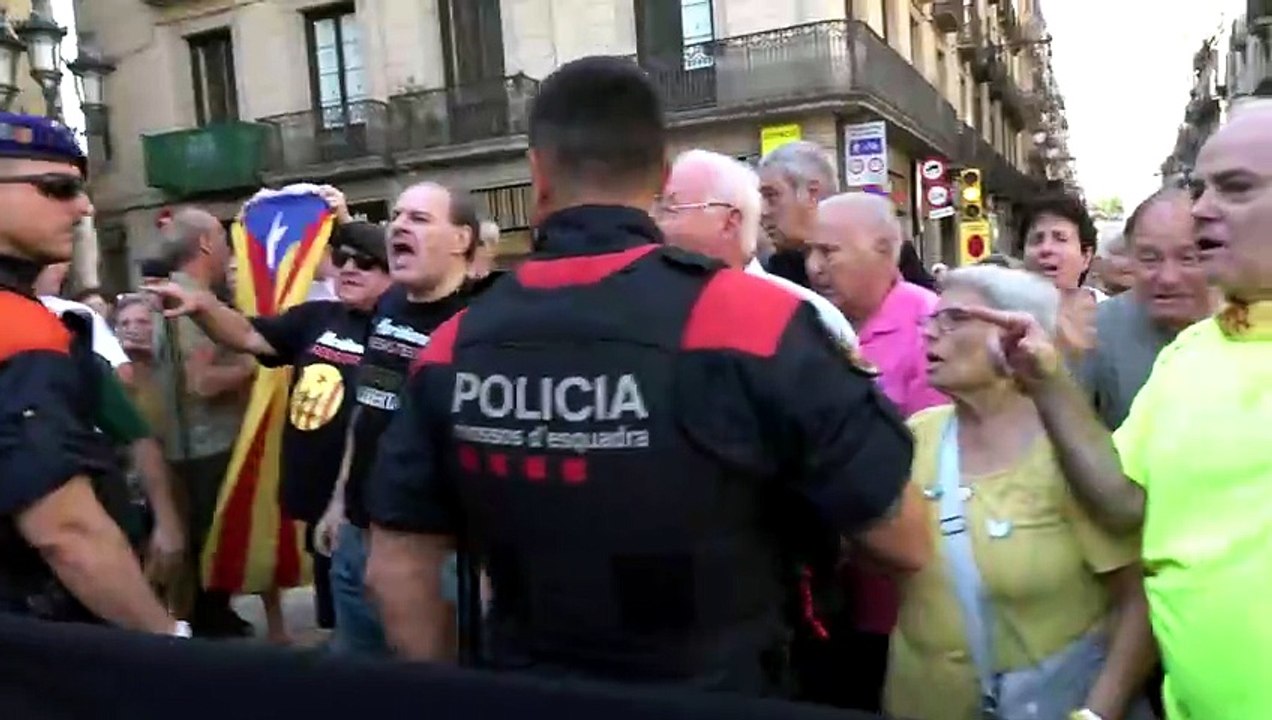 El portaveu de Vox s'encara amb un grup d'indep...